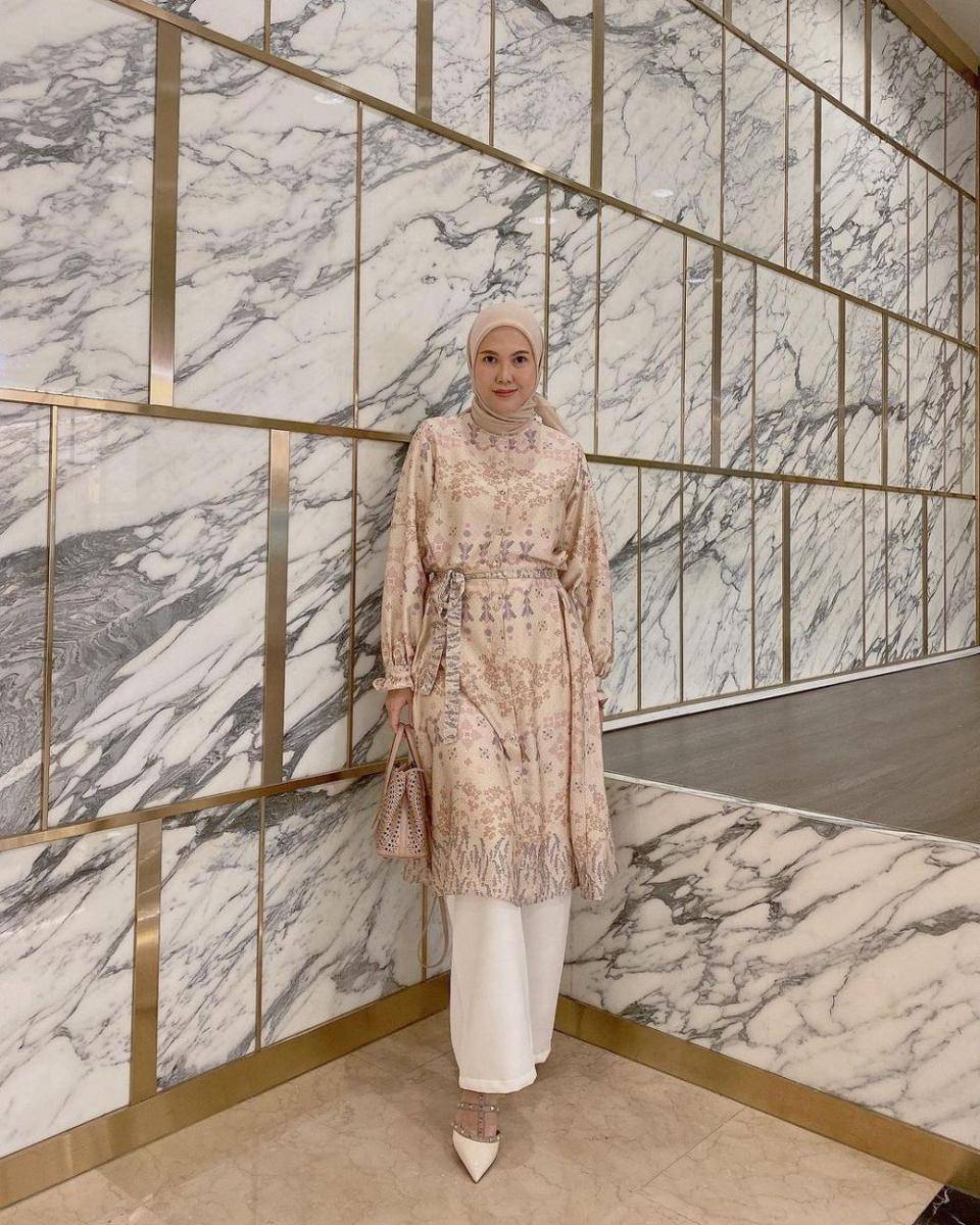 mix and match celana untuk kondangan ala Vita Nurvitasari (instagram.com/vita.nurvitasari)