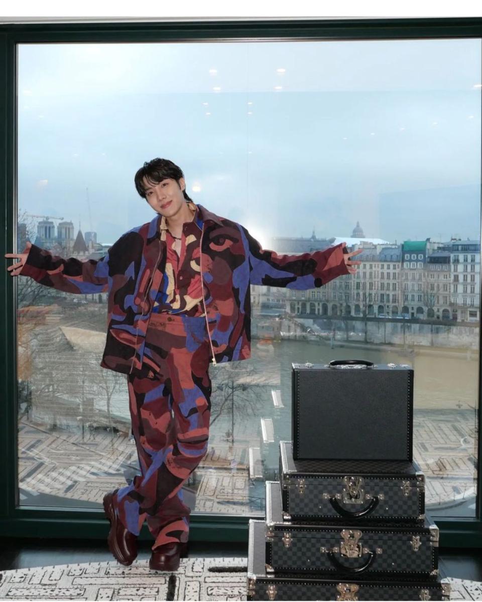 Gaya busana J-Hope (instagram.com/uarmyhope)