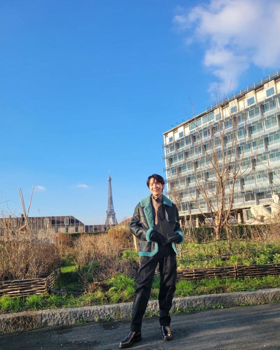 Gaya busana J-Hope (instagram.com/uarmyhope)