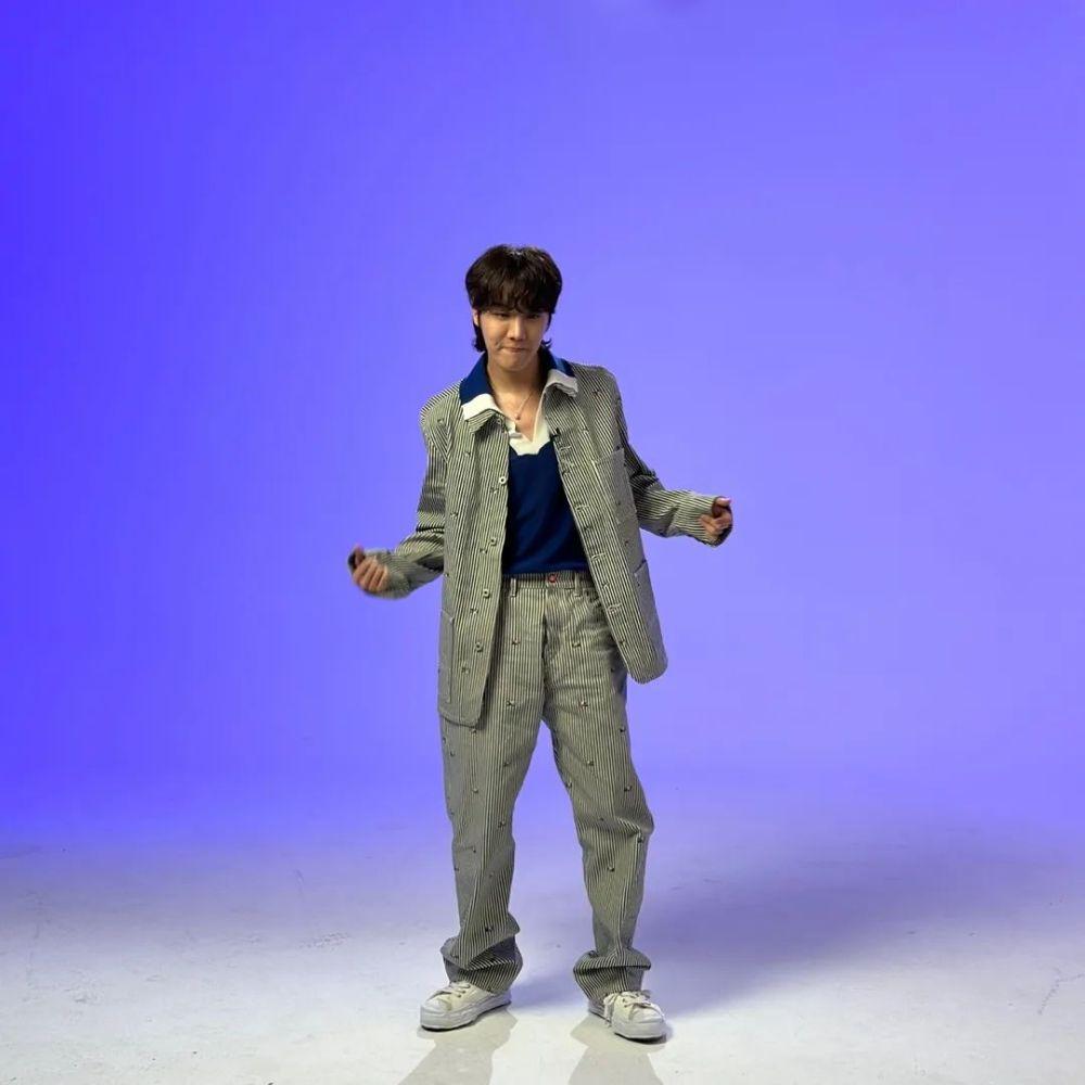 Gaya busana J-Hope (instagram.com/uarmyhope)