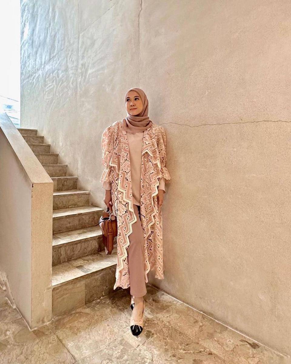 mix and match celana untuk kondangan ala Vita Nurvitasari (instagram.com/vita.nurvitasari)