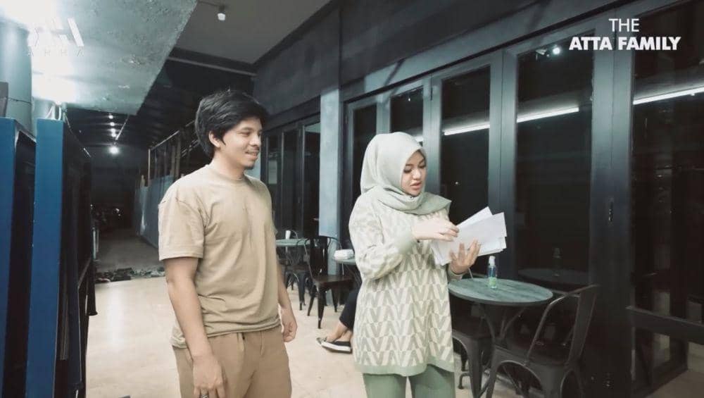 Atta Aurel bagi THR (YouTube.com/Atta Halilintar)