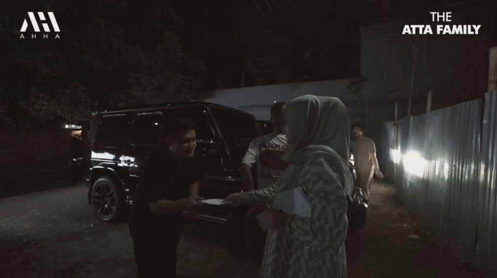 Atta Aurel bagi THR (YouTube.com/Atta Halilintar)