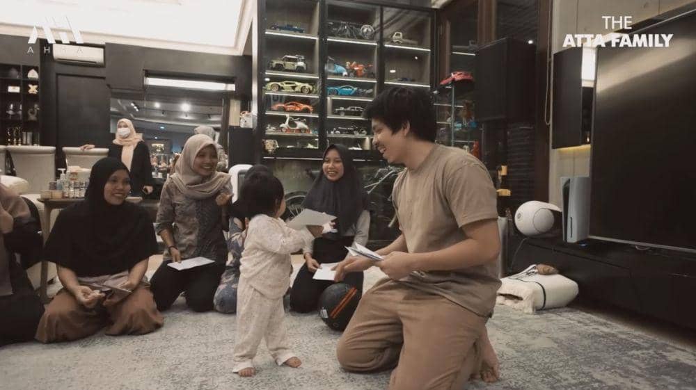 Atta Aurel bagi THR (YouTube.com/Atta Halilintar)