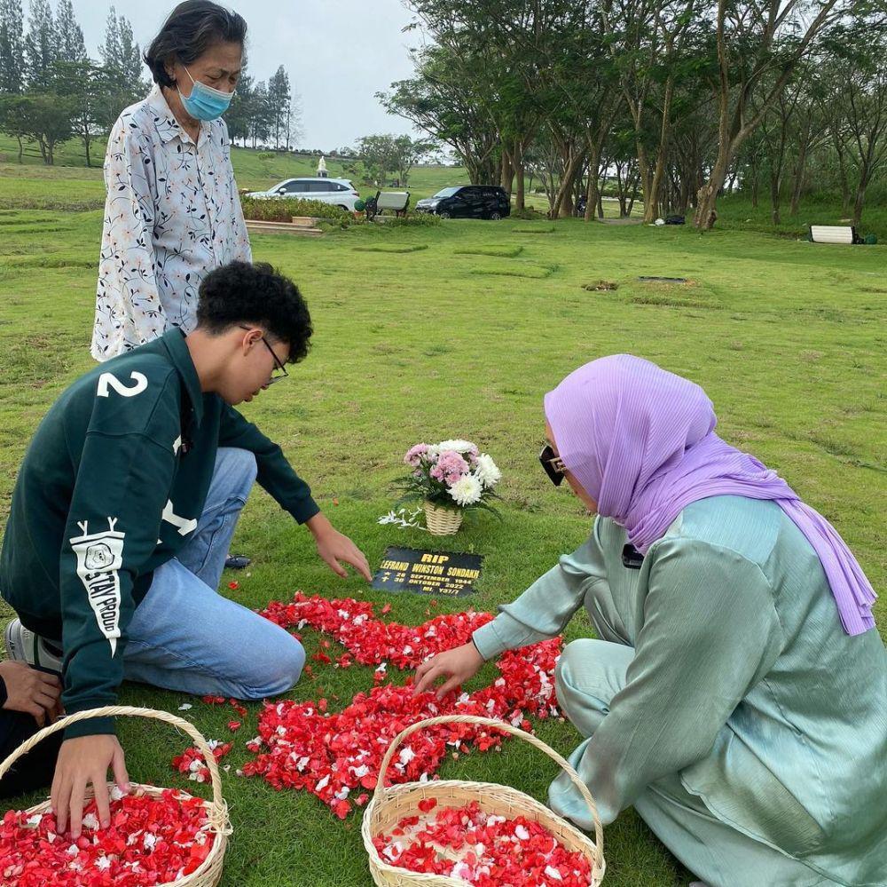 potret Angelina Sondakh dan keluarga ke makam papa (instagram.com/angelinasondakh09)
