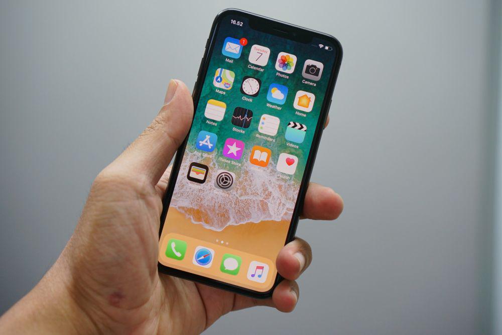 ilustrasi menggunakan iPhone (unsplash.com/Bagus Hernawan)