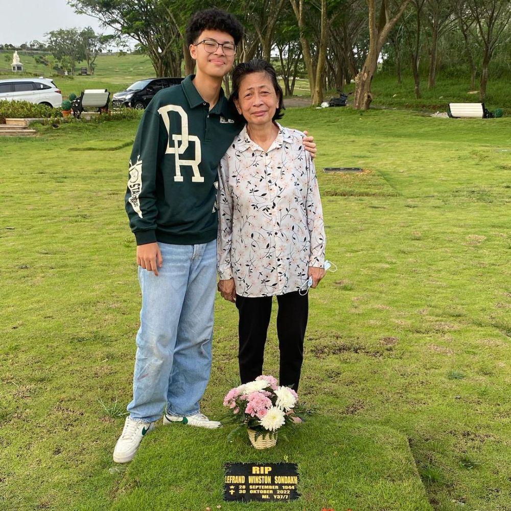potret Keanu ke makam kakek (instagram.com/angelinasondakh09)