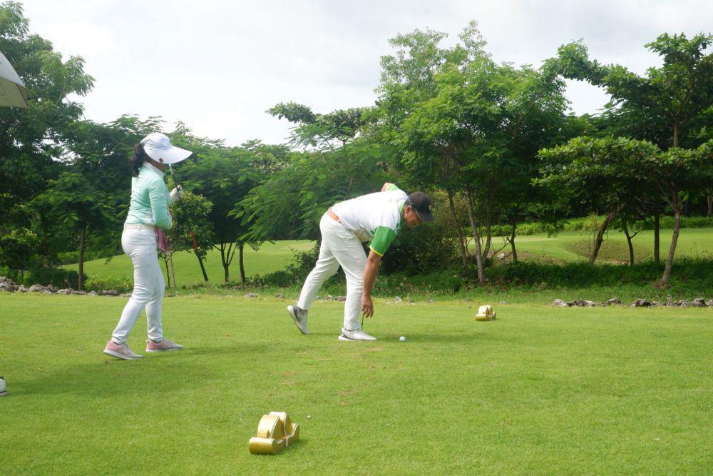 Caddy saat mendampingi pemain golf. (dok. pribadi/Ari Budiadnyana)