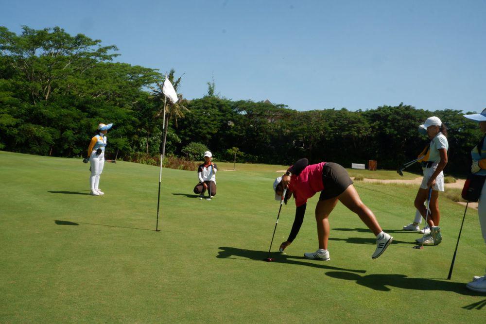 Caddy saat mendampingi pemain golf. (dok. pribadi/Ari Budiadnyana)
