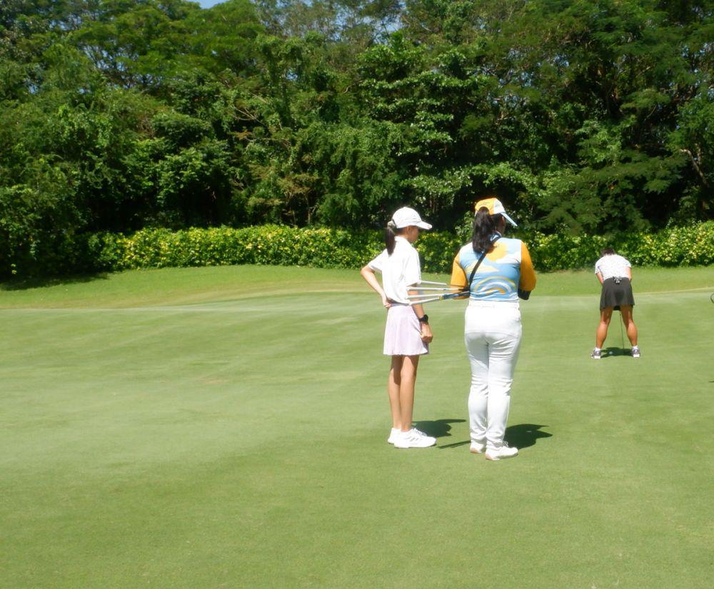 Caddy saat mendampingi pemain golf. (dok. pribadi/Ari Budiadnyana)