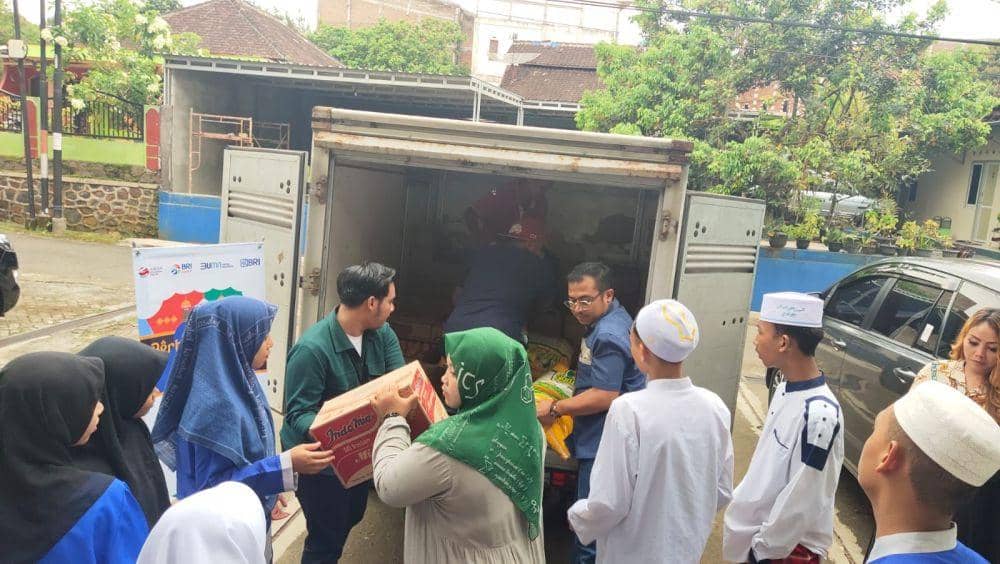BRI Group menyalurkan bantuan paket sembako ke panti asuhan, panti wredha dan warga miskin di Kota Semarang pada bulan Ramadan. (dok. BRI)