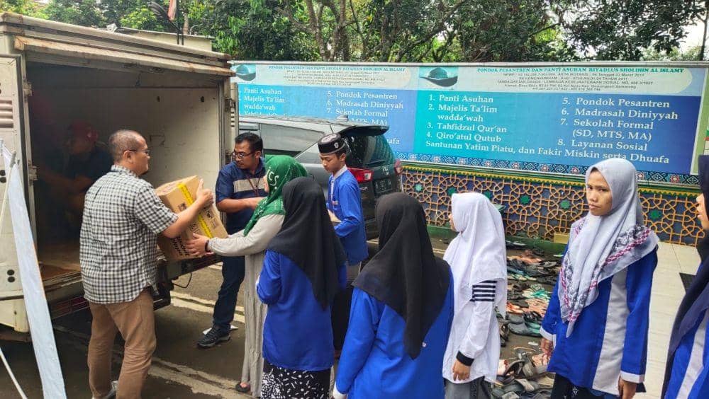 BRI Group menyalurkan bantuan paket sembako ke panti asuhan, panti wredha dan warga miskin di Kota Semarang pada bulan Ramadan. (dok. BRI)