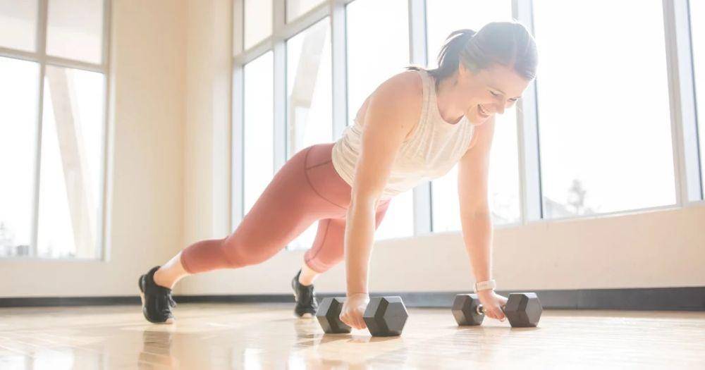 Ilustrasi gerakan push up dengan dumbbell (me.popsugar.com)