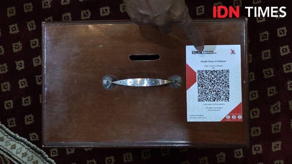 Salah satu kotak amal di Masjid Oman Al-Makmur, Kota Banda Aceh, Aceh, mulai menggunakan QRIS. (IDN Times/Muhammad Saifullah)