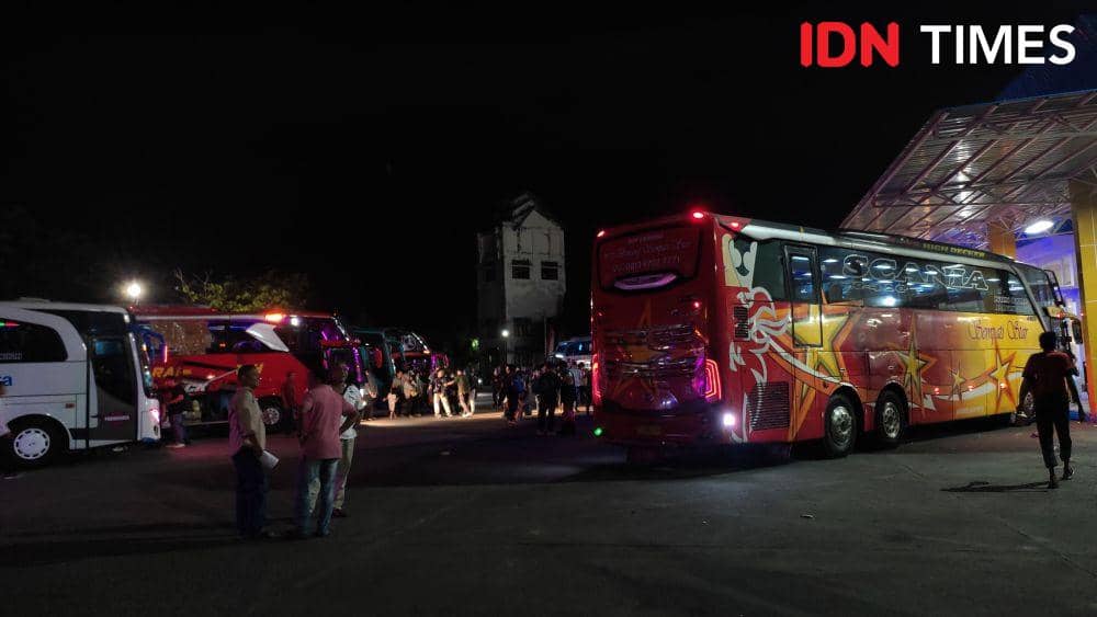 Suasana Terminal Tipe A Banda Aceh, Kota Banda Aceh, Aceh, jelang puncak arus mudik Hari Raya Idulfitri 1444. (IDN Times/Muhammad Saifullah)