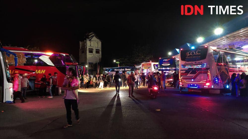 Suasana Terminal Tipe A Banda Aceh, Kota Banda Aceh, Aceh, jelang puncak arus mudik Hari Raya Idulfitri 1444. (IDN Times/Muhammad Saifullah)