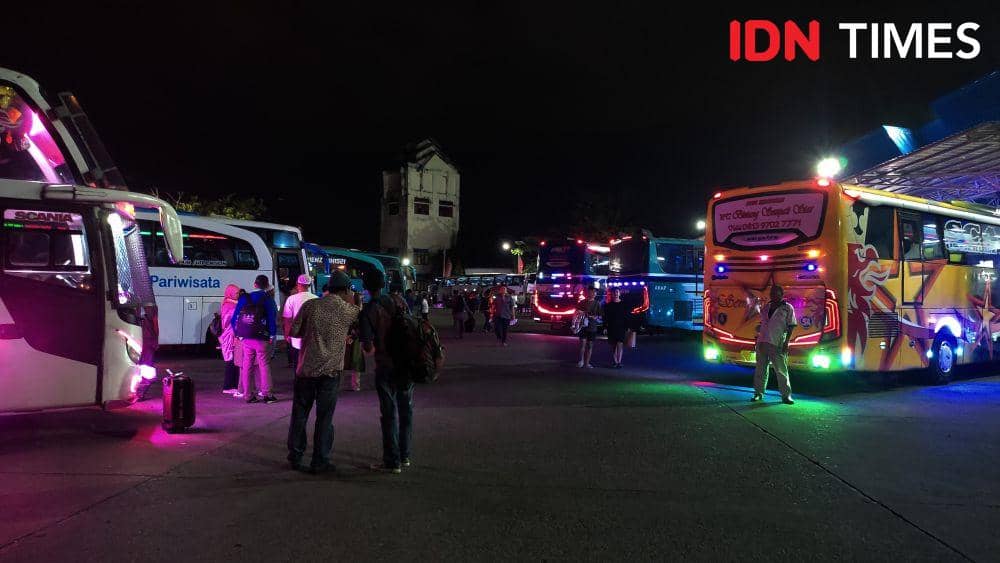 Suasana Terminal Tipe A Banda Aceh, Kota Banda Aceh, Aceh, jelang puncak arus mudik Hari Raya Idulfitri 1444. (IDN Times/Muhammad Saifullah)
