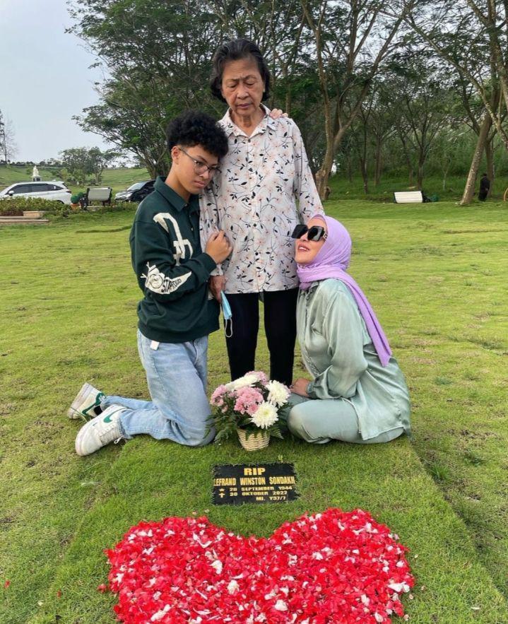 potret Angelina Sondakh dan keluarga ke makam papa (instagram.com/angelinasondakh09)