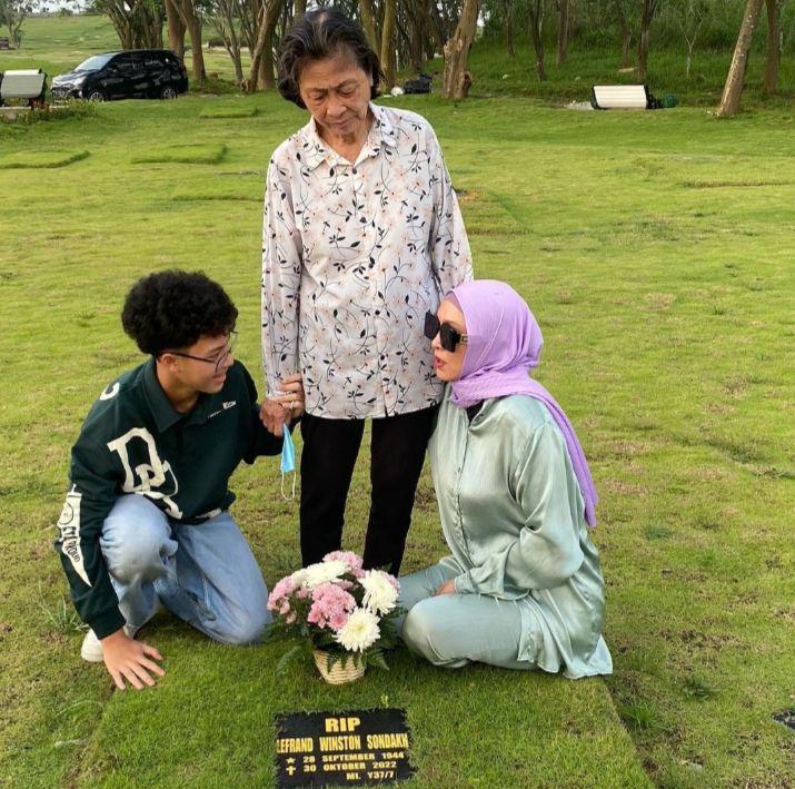 potret Angelina Sondakh dan keluarga ke makam papa (instagram.com/angelinasondakh09)