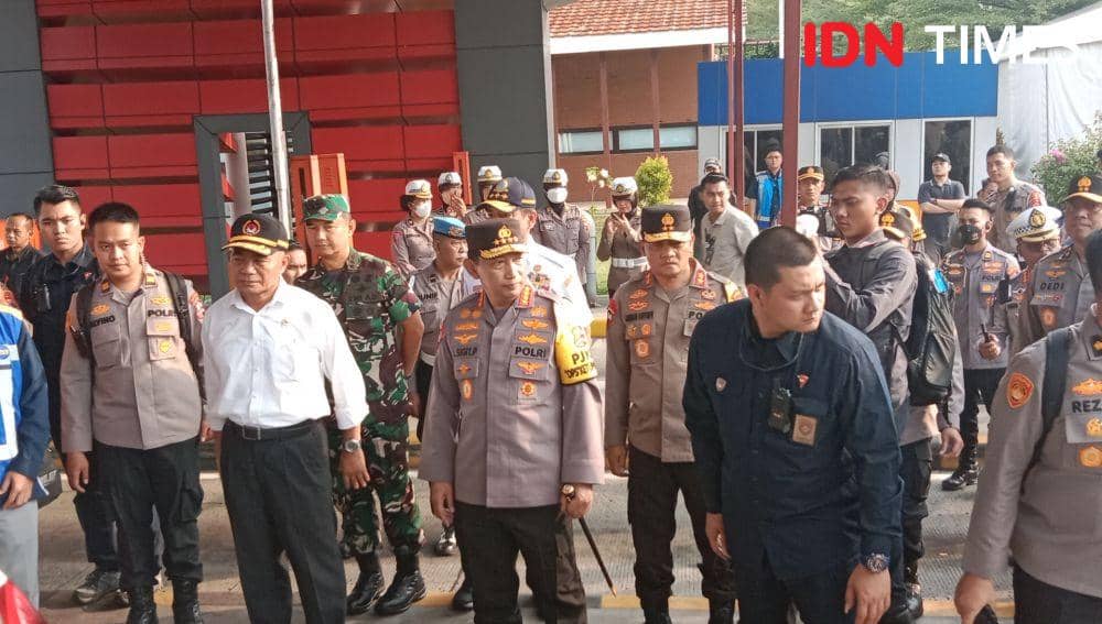 Kapolri Jenderal Listyo Sigit Prabowo dan Menko PMK Muhajir Effendy memantau pergerakan arus kendaraan pemudik yang melintasi Tol Kalikangkung Ngaliyan Semarang. (IDN Times/Fariz Fardianto)