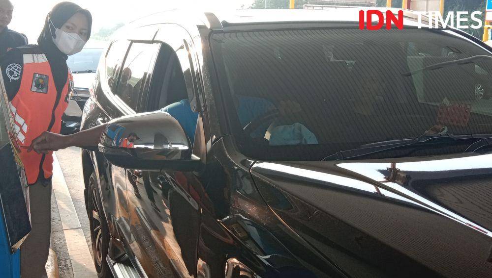 Seorang pemudik menempelkan E-toll ketika memasuki gerbang Tol Kalikangkung Ngaliyan Semarang. (IDN Times/Fariz Fardianto)