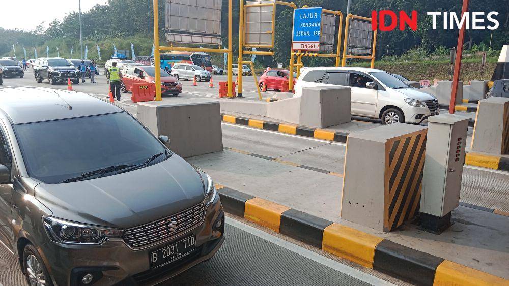 Sejumlah kendaraan pemudik memasuki ruas gerbang Tol Kalikangkung Ngaliyan Semarang tepat menjelang cuti bersama menyambut perayaan Idulfitri 1444 Hijriyah. (IDN Times/Fariz Fardianto)