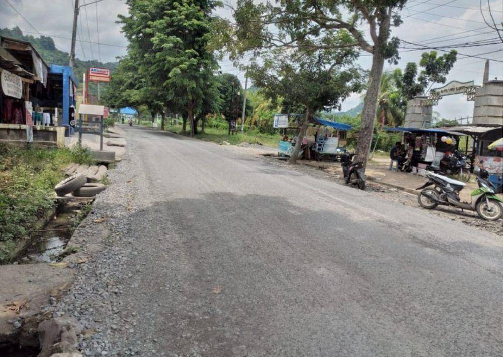 Penampakan jalan rusak dan pekerjaan perbaikan jalan di Provinsi Lampung. (Dok. BMBK Lampung).