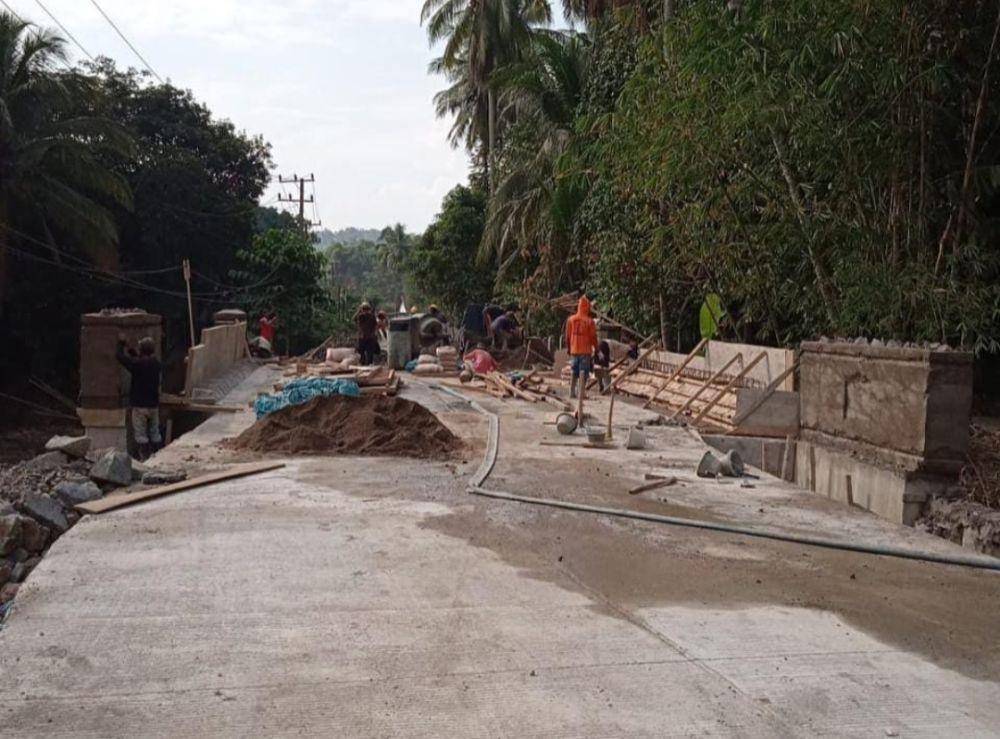 Penampakan jalan rusak dan pekerjaan perbaikan jalan di Provinsi Lampung. (Dok. BMBK Lampung).