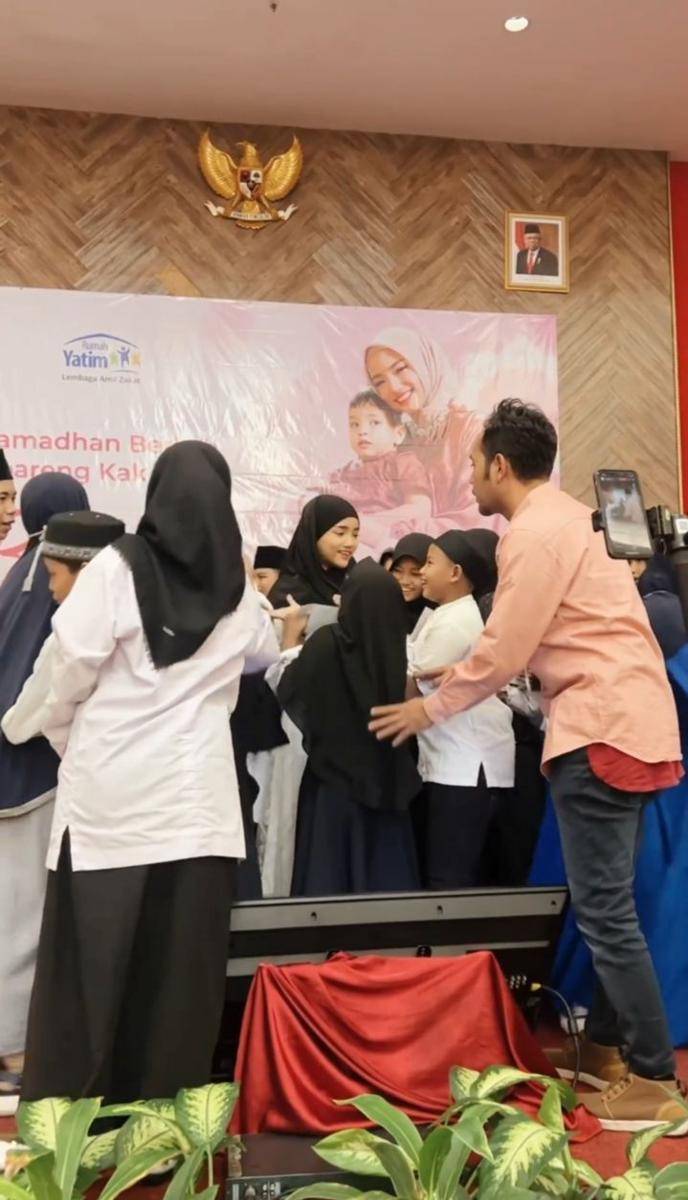 potret Fuji beri santunan ke 500 anak yatim dan dhuafa (instagram.com/fuji_an)