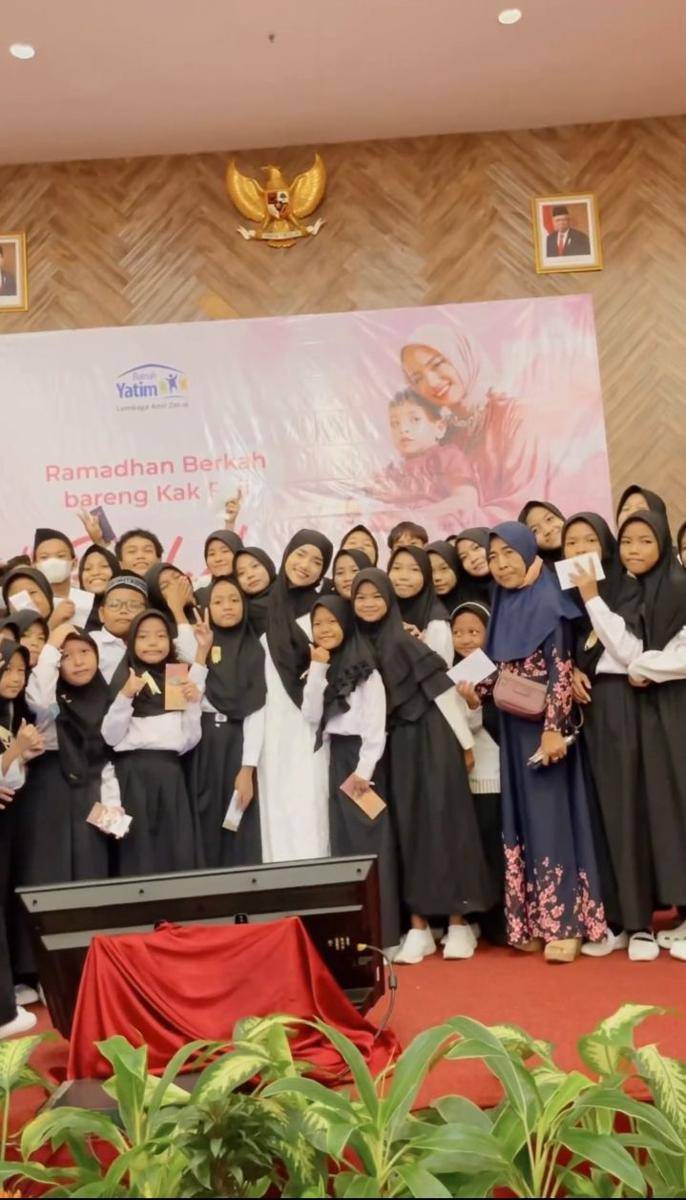 potret Fuji beri santunan ke 500 anak yatim dan dhuafa (instagram.com/fuji_an)