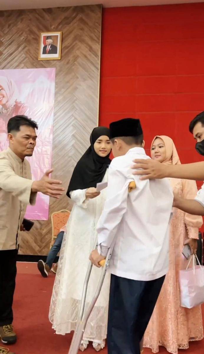 potret Fuji beri santunan ke 500 anak yatim dan dhuafa (instagram.com/fuji_an)