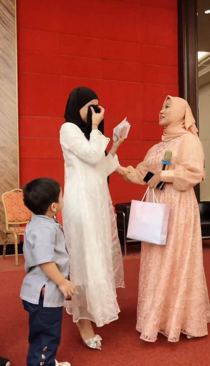 potret Fuji beri santunan ke 500 anak yatim dan dhuafa (instagram.com/fuji_an)