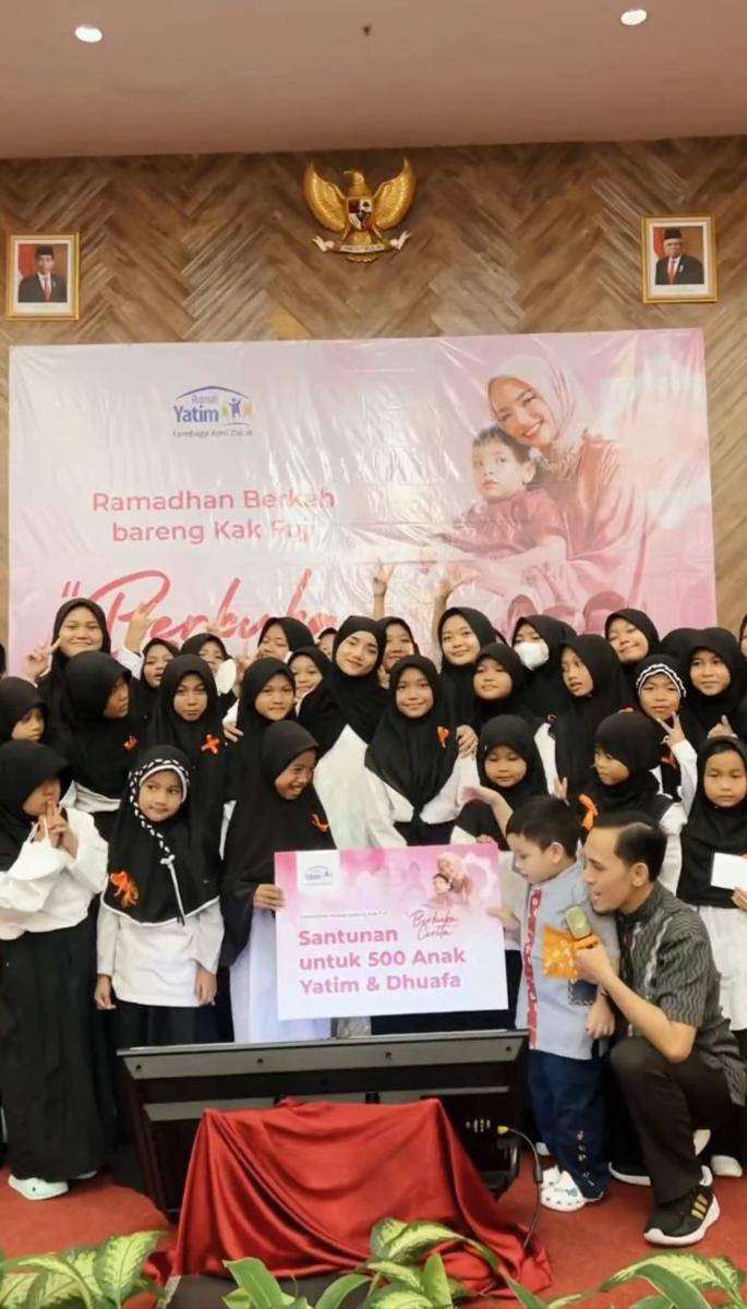 potret Fuji beri santunan ke 500 anak yatim dan dhuafa (instagram.com/fuji_an)