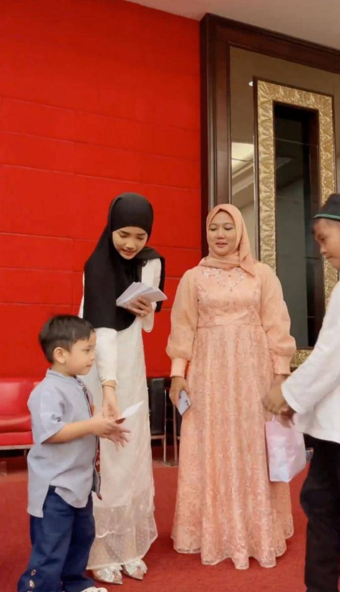 potret Fuji beri santunan ke 500 anak yatim dan dhuafa (instagram.com/fuji_an)