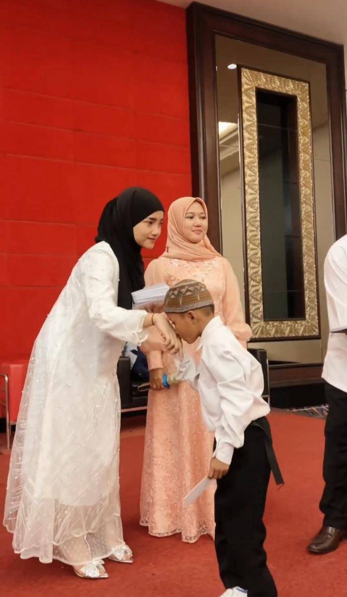potret Fuji Beri santunan ke 500 anak yatim dan dhuafa (instagram.com/fuji_an)