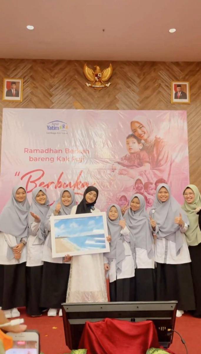 potret Fuji beri santunan ke 500 anak yatim dan dhuafa (instagram.com/fuji_an)