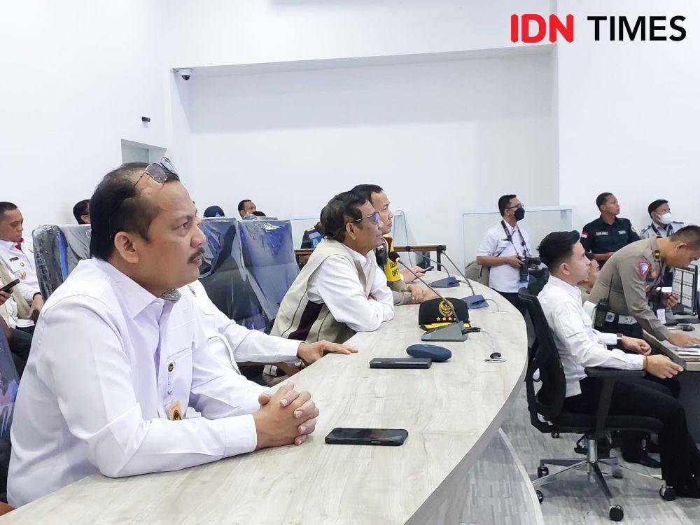 Menteri Koordinator Bidang Politik, Hukum dan Keamanan, Mahfud MD ketika meninjau command centre PJR Korlantas Polri pada Selasa, 18 April 2023. (IDN Times/Santi Dewi)
