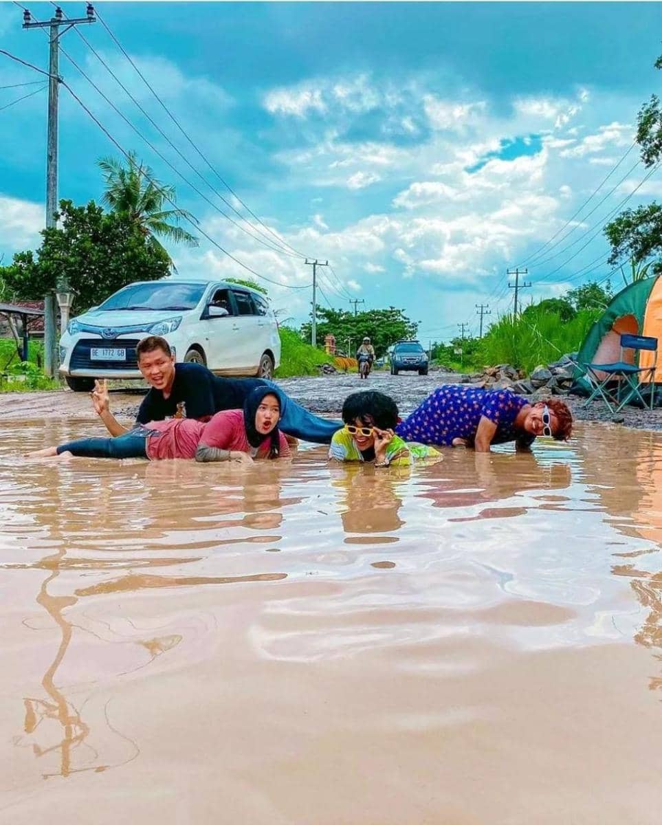 Kondisi kubangan jalan di Rumbia Kabupaten Lampung Tengah. (Instagram.com/infoselampung).