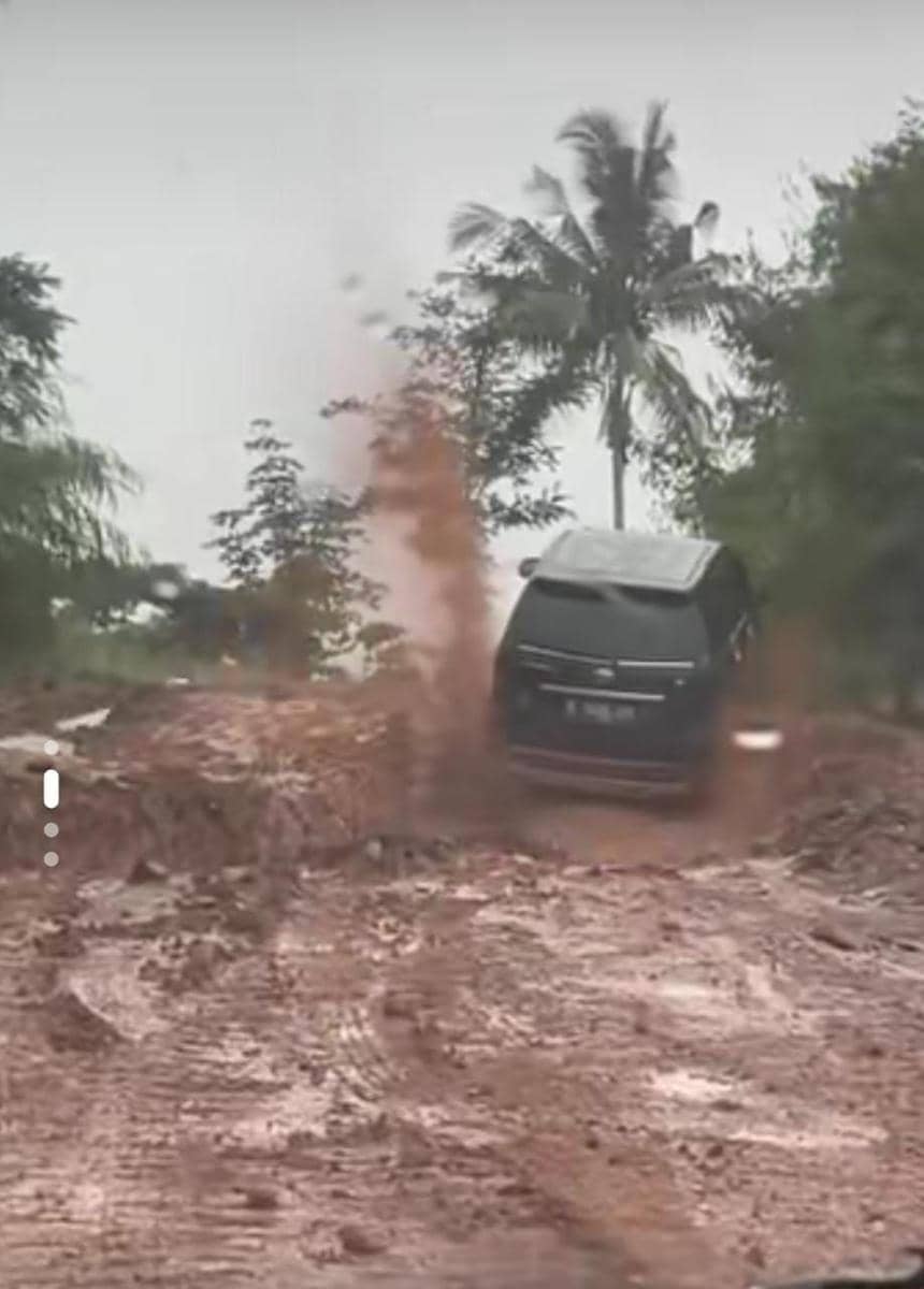Kondisi jalan rusak di Suoh Kabupaten Lampung Barat. (TikTok/@31maret__)