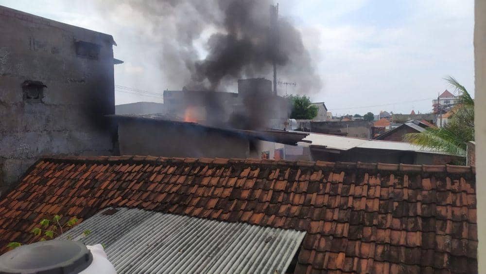 Main Petasan, Rumah di Surabaya Terbakar