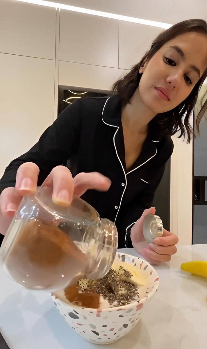potret Pevita Pearce siapkan makan sahur (instagram.com/pevpearce)