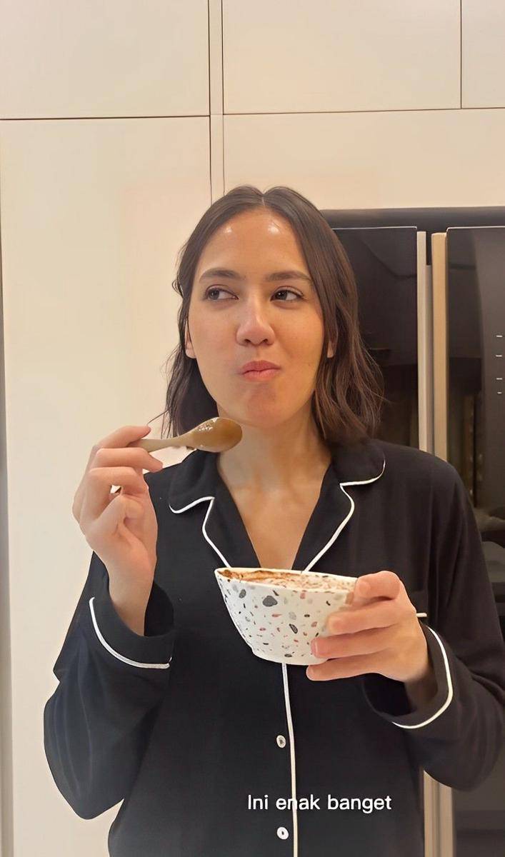 potret Pevita Pearce siapkan makan sahur (instagram.com/pevpearce)