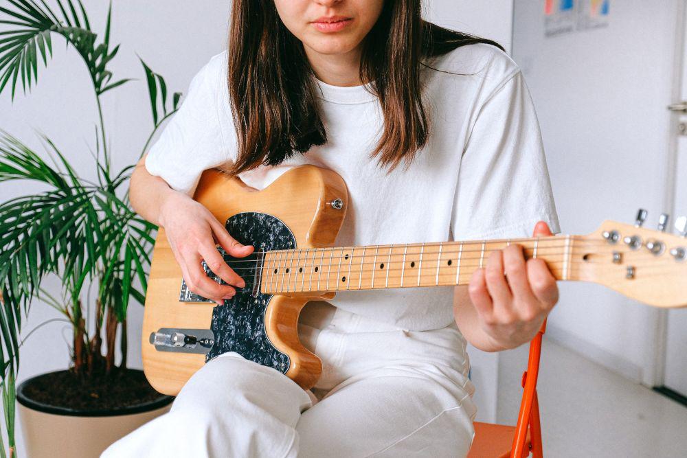 Seorang memainkan gitar (pexels.com/Anna Shvets)
