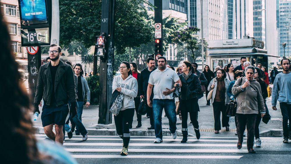 ilustrasi orang-orang berjalan kaki menyebrangi zebra cross (pexels.com/Kaique Rocha)