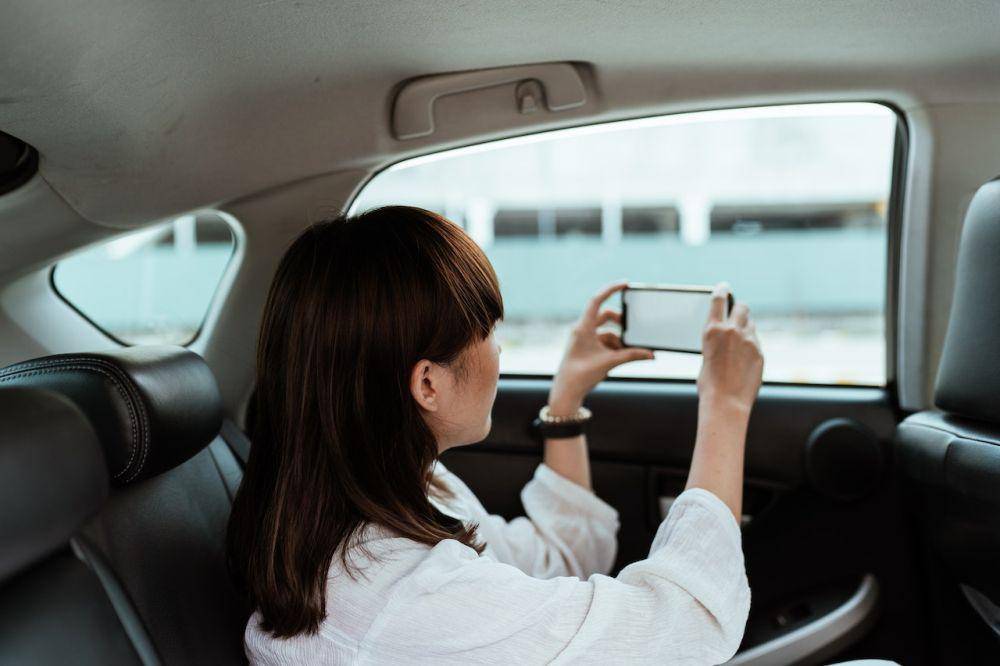 ilustrasi melihat pemandangan dari dalam mobil (Pexels.com/Ketut Subiyanto)