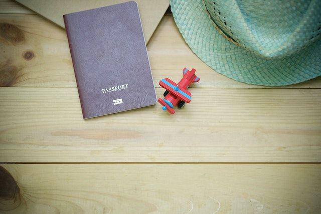 ilustrasi buku paspor elektronik (pexels.com/ Porapak Apichodilok)