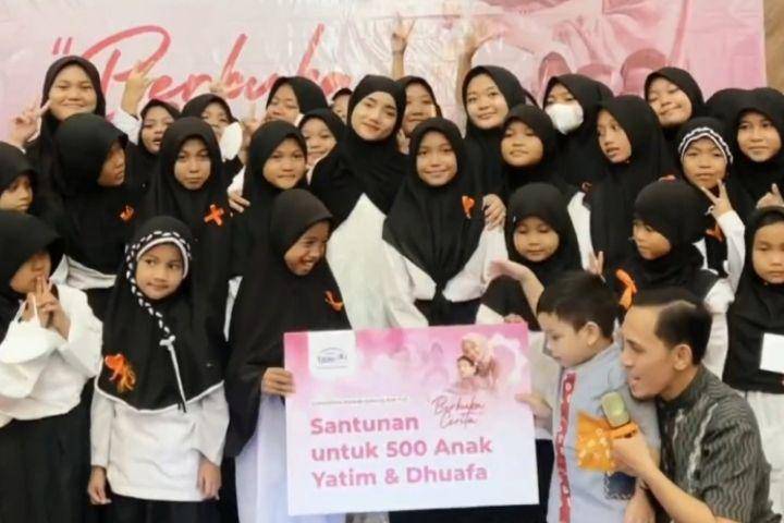 potret Fuji beri santunan ke 500 anak yatim dan dhuafa (instagram.com/fuji_an)