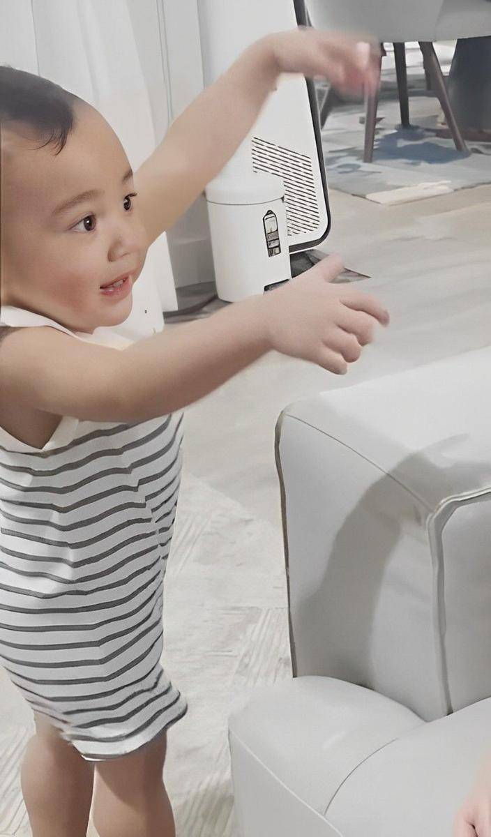 potret Rayyanza ngambek lihat Mama Gigi Peluk Rafathar (instagram.com/rans.entertainment)