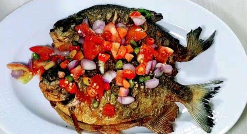 Resep Ikan Bawal Goreng Sambal Dabu-dabu, Pecinta Pedas Wajib Coba!