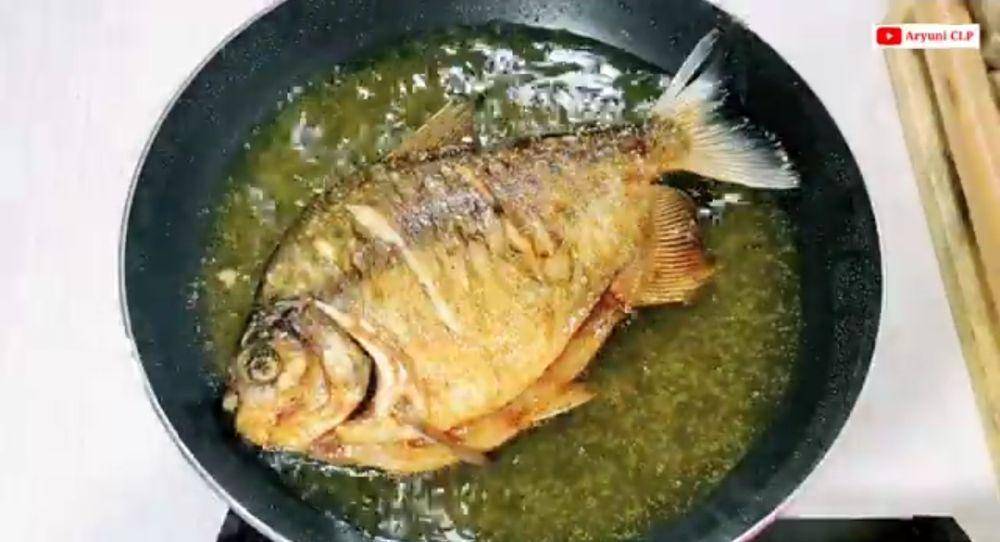 ilustrasi menggoreng ikan bawal (youtube.com/Aryuni CLP)